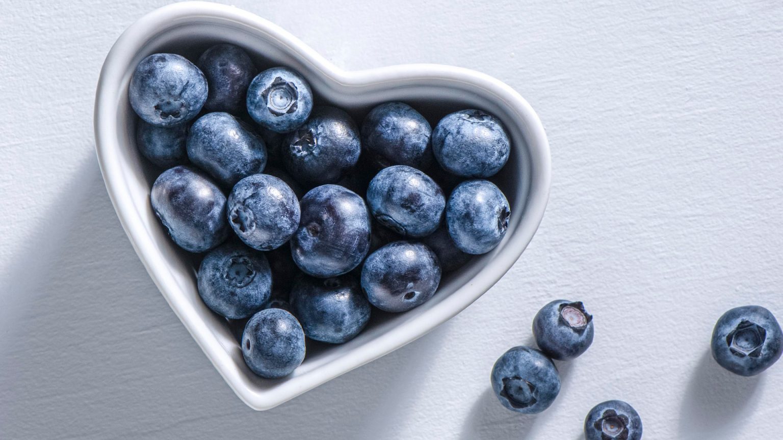 Fresh-Highbush-Blueberries-in-Heart-Dish-1536×864
